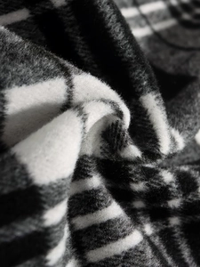 Vue macro détaillée de la texture en flanelle douce sur la jupe en laine à carreaux