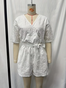 Tuta in cotone bianco con scollo a V, ricamo floreale e coulisse regolabile in vita