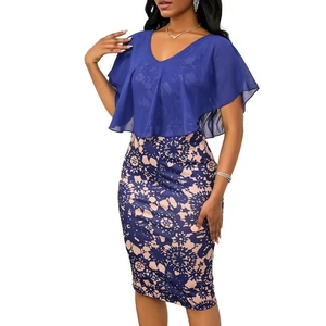 Détail du haut cape en mousseline bleue et du tissu en dentelle florale de la robe
