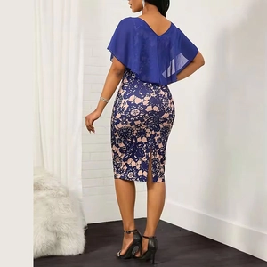 Détail de la cape en mousseline bleu roi avec dos en V et jupe à imprimé floral