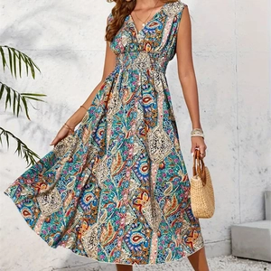 Dettaglio dello scollo a V e del motivo paisley colorato su un abito lungo boho
