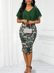 Détail d'une robe élégante style deux-pièces avec col en V et jupe crayon fleurie