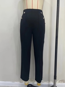 Pantalon noir femme à taille haute avec boutons argentés décoratifs et plis marqués