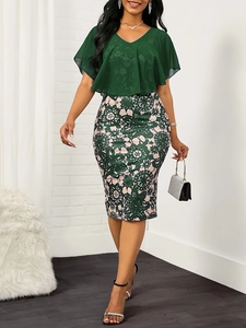 Ensemble élégant avec jupe crayon à imprimé floral et chemisier vert à col en V