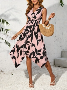 Robe midi sans manches rose avec imprimé feuilles noires et ourlet irrégulier style été