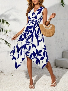 Robe mi-longue sans manches à imprimé feuilles bleues avec ourlet asymétrique