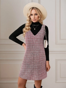 Elegant sleeveless V-neck houndstooth tweed midi dress with retro plaid weave pattern