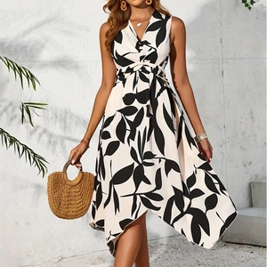 Détail de la robe mi-longue sans manches à imprimé feuilles avec taille nouée et ourlet