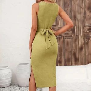 Vista trasera de un vestido midi verde sin mangas con lazo en la cintura y tejido texturizado