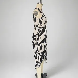 Détail d'une robe sans manches à imprimé feuilles avec plis à la taille et ourlet drapé