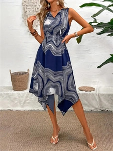Détail d'une robe mi-longue sans manches pour femmes avec col en V et imprimé vagues