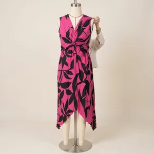 Détail de la robe à imprimé feuilles avec taille nouée et ourlet asymétrique