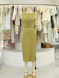 Vestido midi sin mangas verde oliva con detalle de nudo en cintura y abertura lateral