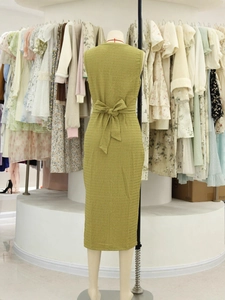 Vestido midi sin mangas verde hierba con tejido texturizado y lazo en la espalda
