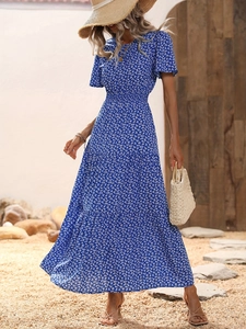 Dettaglio del vestito lungo floreale blu con maniche a balze e gonna a balze a strati