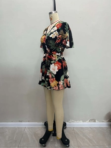 Détail de combishort floral avec col en V, manches volantées et ceinture à nouer à la taille