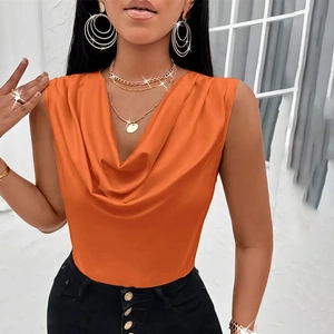 Détail d'un élégant débardeur en satin orange doté d'un col bénitier drapé sophistiqué