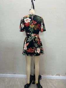 Vue arrière du combishort à imprimé floral et palmier avec manches volantées et ceinture