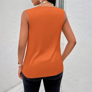 Détail du tissu satiné orange et de la coupe longue au dos du débardeur sans manches