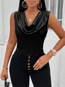 Détail d'un haut élégant en satin noir avec col bénitier et texture soyeuse brillante
