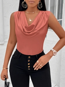 Détail d'un top en satin rose corail sans manches avec un col bénitier élégant