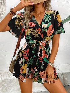 Gros plan du tissu imprimé floral tropical avec ceinture et décolleté en V profond