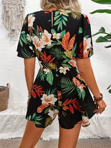 Détail de l'ouverture au dos et de l'imprimé floral tropical sur un combishort d'été