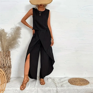 Détail de l'ensemble noir deux pièces avec haut sans manches et pantalon fendu