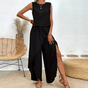 Détail de l'ensemble haut sans manches plissé noir et pantalon large fendu pour femme