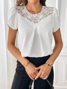 Chemisier blanc élégant pour femme avec détails en dentelle et manches bouffantes chic