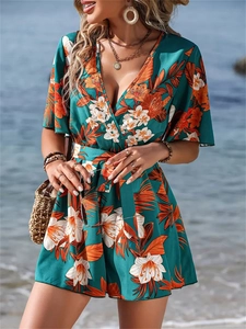 Détail du combishort à imprimé tropical avec col en V, ceinture et motifs floraux
