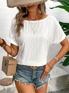 Haut blanc en tricot à manches courtes avec broderie ajourée et motifs géométriques d'été