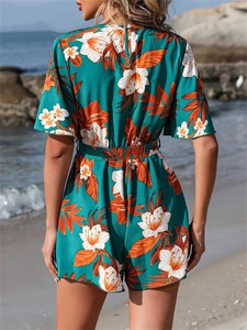 Vue arrière d'un combishort de plage fleuri avec manches volantées et ceinture