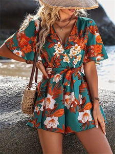 Détail de la combishort de plage à fleurs avec manches volantées et imprimé vert