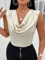 Haut élégant sans manches en satin crème avec col bénitier et coupe ajustée pour femme