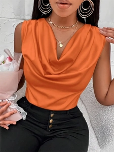 Haut sans manches en satin orange avec col bénitier et pantalon noir à taille haute