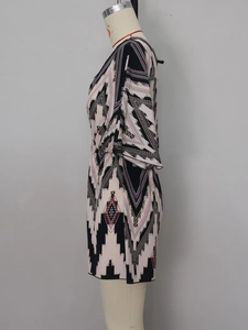 Détail de l'imprimé géométrique boho et des manches cape de ce combishort décontracté
