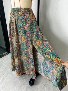 Détail d'une jupe longue bohème à imprimé paisley avec une fente latérale haute chic