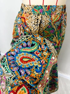 Détail du motif paisley vibrant sur jupe bohème trapèze avec taille élastique