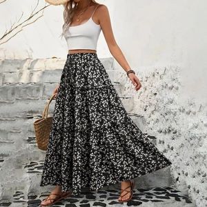 Détails de la jupe longue à fleurs bohème avec volants superposés sur tissu noir