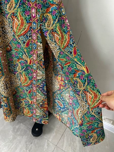 Gros plan détaillé d'une jupe longue avec fente haute et motifs floraux cachemire colorés