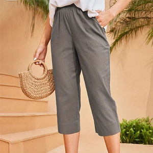 Détail d'un pantalon court gris foncé à taille élastique et poches latérales