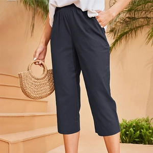 Détails de la taille haute élastique et des poches latérales sur ce pantalon capri bleu