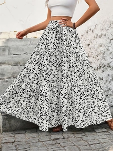 Détail de la jupe longue à fleurs à plusieurs niveaux avec taille haute élastique