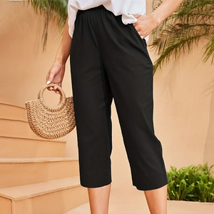 Vue détaillée du pantalon décontracté noir pour femme avec taille élastique et poches