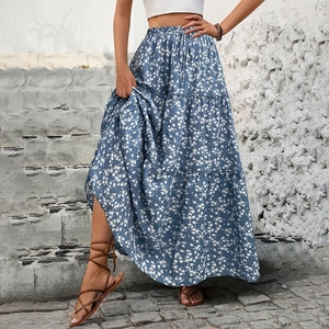 Détail d'une jupe longue à fleurs bleues avec volants et ceinture élastique décorative