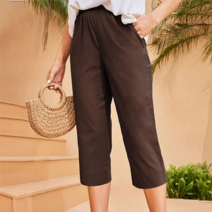 Détails du pantalon court en lin marron foncé avec taille élastique et poches latérales