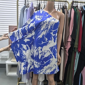 Dettaglio dell'abito estivo monospalla corto con stampa tie-dye blu e bianco