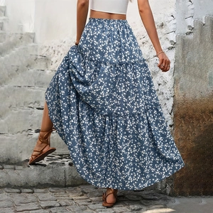 Vue arrière d'une jupe longue à fleurs bleue à volants avec taille élastique en extérieur