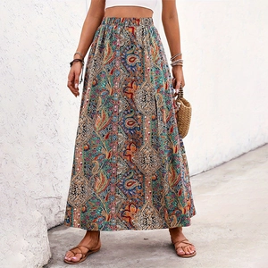 Détail d'une jupe longue bohème avec motifs paisley et design à fente latérale